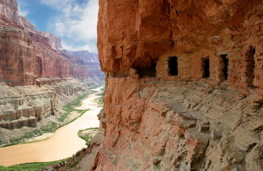 La photo montre des greniers préhistoriques le long du fleuve Colorado en amont de Nankoweap dans le Marble Canyon, dans le parc national du Grand Canyon. Les plus anciens artefacts humains trouvés dans le parc ont près de 12 000 ans et datent de la période paléo-indienne.