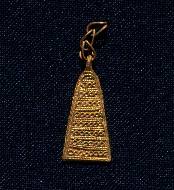 Gold filigreed Medal from a tomb at the archaeological site of Umm El-Marra in modern-day Syria. A sírban két fiatal nőt és két csecsemőt temettek el, gazdag dísztárgyak kíséretében. Alattuk feküdt más szervek nélkül ilyen kincsek-lehet, hogy alacsonyabb státuszú emberek, akik feláldozták.