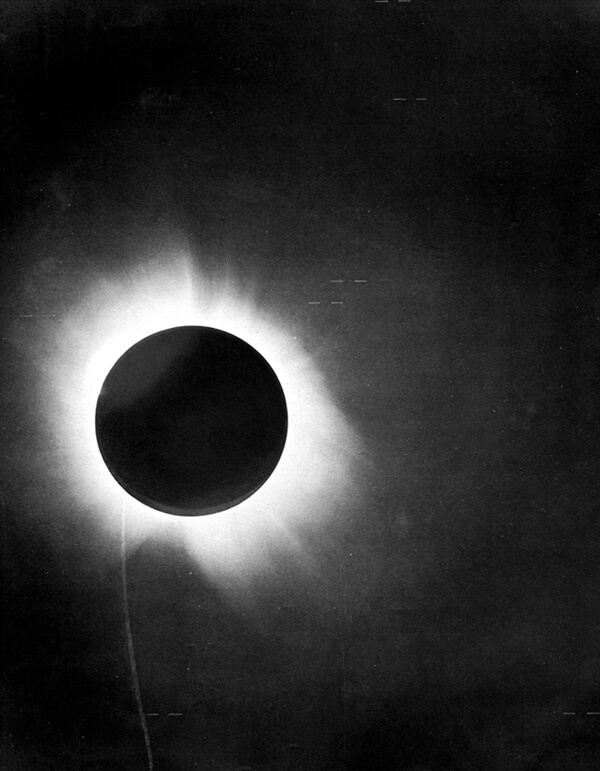 Photo shows black disk of moon blocking most of the sun’s light during an eclipse in 1919, with the solar corona visible around the moon.