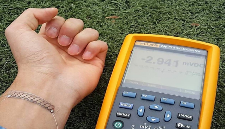 Thermoelectric generator on a wrist