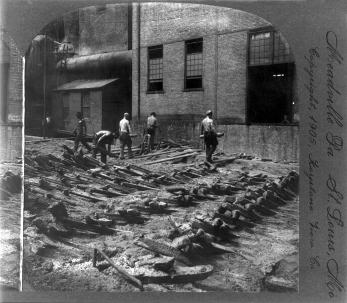 Historic photograph of workers carrying pig iron in Pittsburgh, Pennsylvania, circa 1905. The roots of “evidence-based management” trace back to the early 1900s and the pioneering research of Frederick Winslow Taylor, who went deep into the data to figure out how much pig iron a steelworker could reasonably load onto railroad carts in a day.