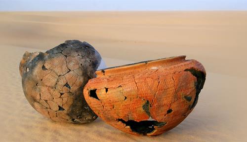 La foto muestra las vasijas que han sido restauradas a partir de fragmentos encontrados en el Sahara libio que se cree que tienen más de 6.000 años de antigüedad.