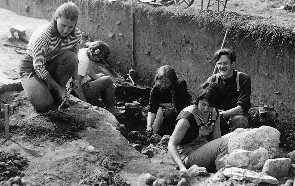 Students at archaeology dig in old photo.