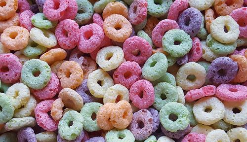 Foto de muchos cereales Froot Loops de colores vibrantes.