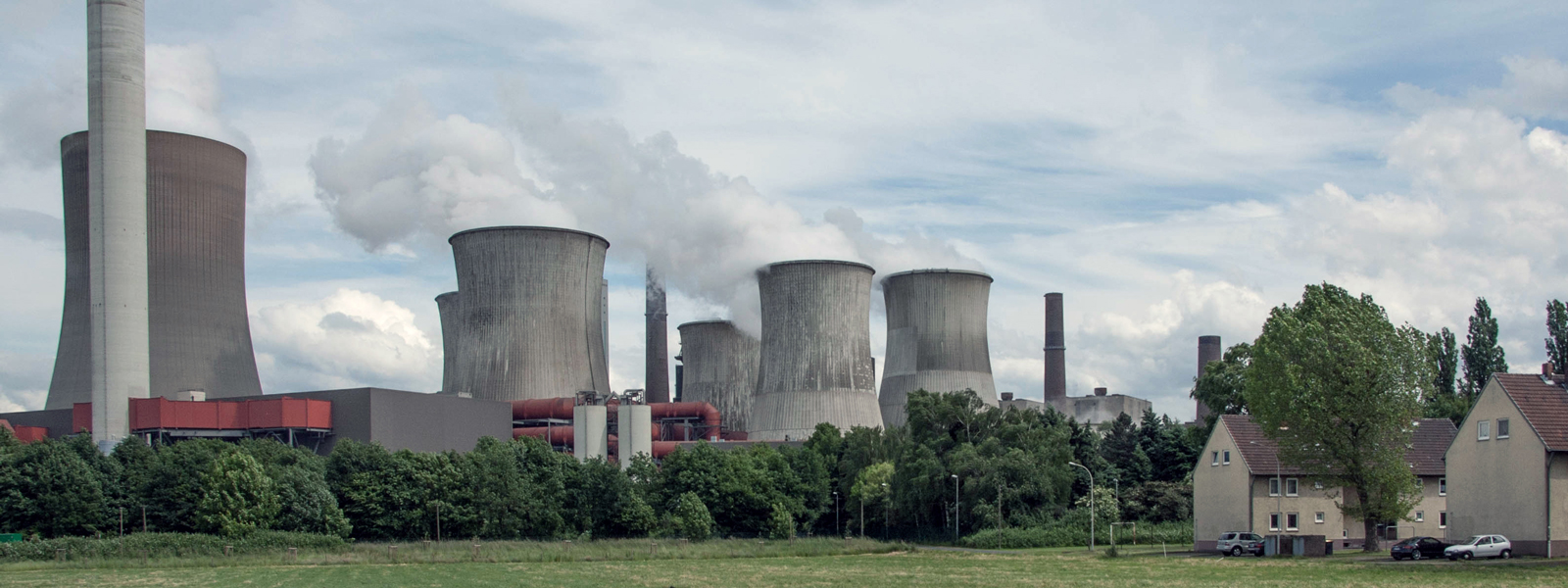 Photo shows a large power plant with visible emissions in Europe. 