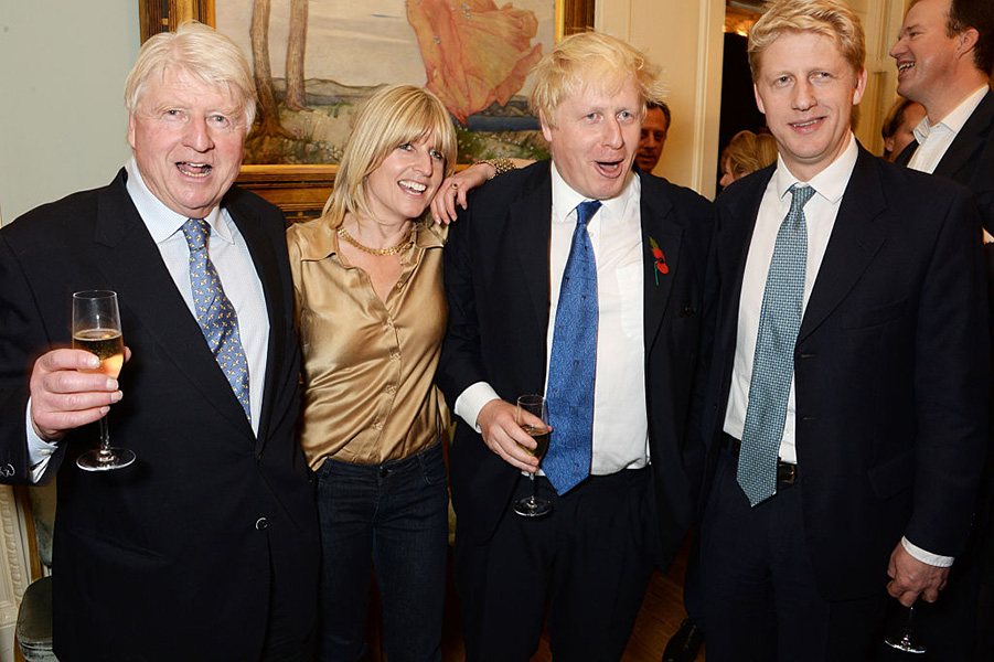 Exprimer ministro británico Boris Johnson con su padre, hermana y hermano. 