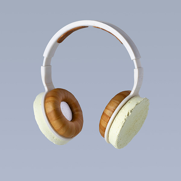 Fotografía de unos auriculares de bioplástico.